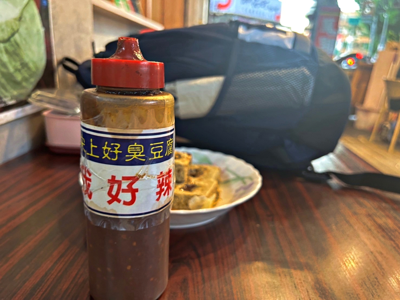 錦西街超好吃「宋上好脆皮臭豆腐」，很多客人內用後又再外帶