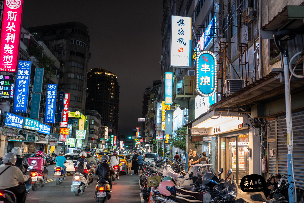 【三重燒烤】三和夜市焦糖楓串燒現烤不油炸，還可以在2樓露營風空間內用