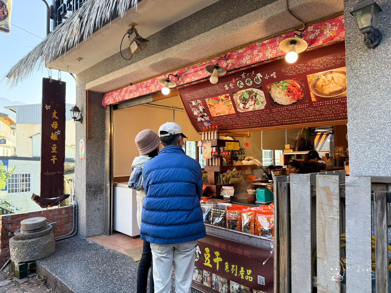 南庄老街必吃五十年老店「丈母娘豆干」，慢火細熬後再淋上特製香蒜醬料，讓人一吃就停不下來