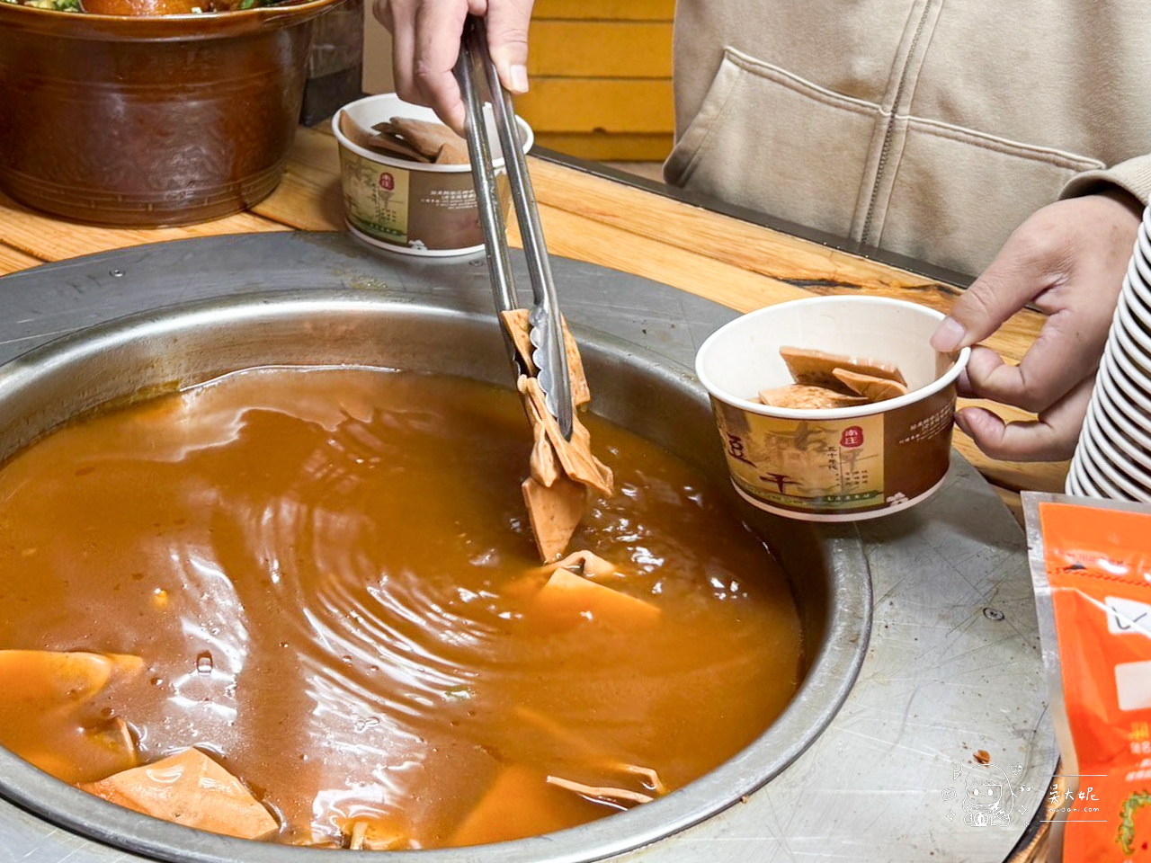 南庄老街必吃五十年老店「丈母娘豆干」，慢火細熬後再淋上特製香蒜醬料，讓人一吃就停不下來