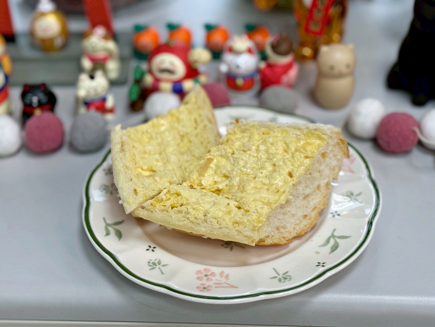 福利麵包不止有賣大蒜麵包,麵包種類多店裡能喝咖啡、吃輕食還有生日蛋糕可以買 福利麵包不止有賣大蒜麵包,麵包種類多店裡能喝咖啡、吃輕食還有生日蛋糕可以買