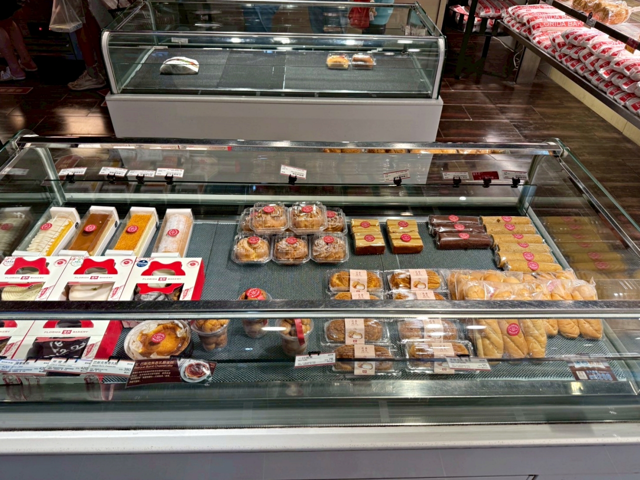 福利麵包不止有賣大蒜麵包，麵包種類多店裡能喝咖啡、吃輕食還有生日蛋糕可以買