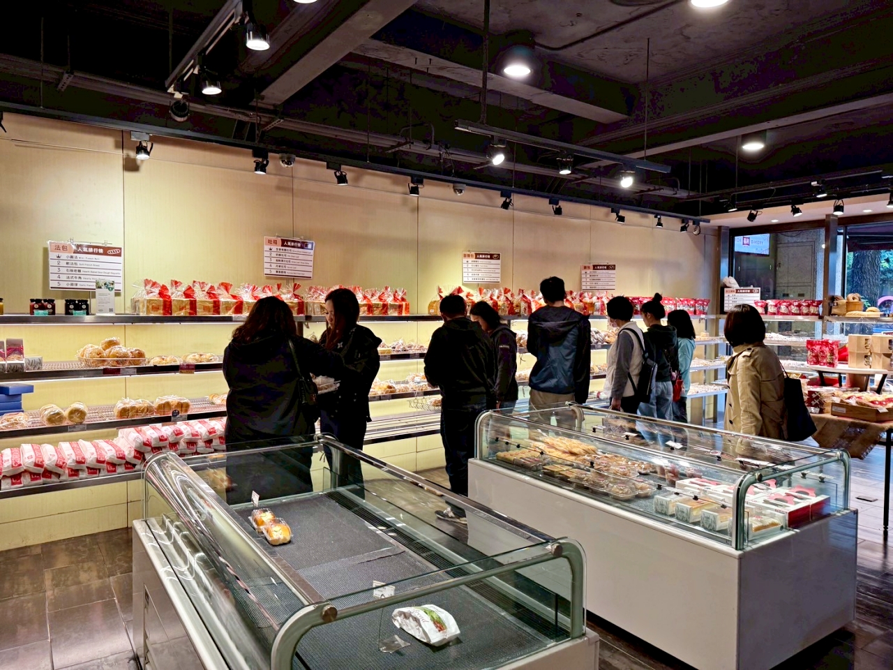 福利麵包不止有賣大蒜麵包，麵包種類多店裡能喝咖啡、吃輕食還有生日蛋糕可以買