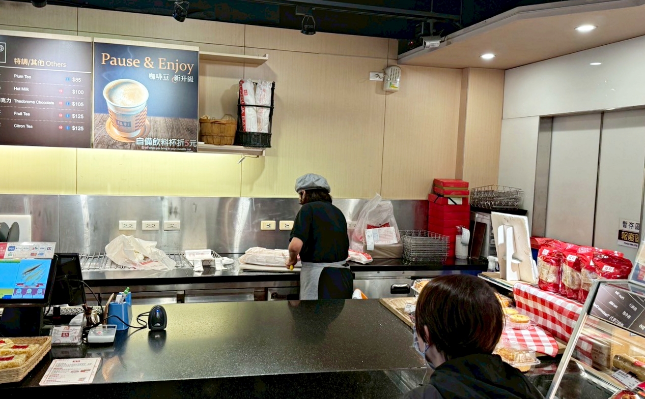 福利麵包不止有賣大蒜麵包,麵包種類多店裡能喝咖啡、吃輕食還有生日蛋糕可以買 福利麵包不止有賣大蒜麵包,麵包種類多店裡能喝咖啡、吃輕食還有生日蛋糕可以買