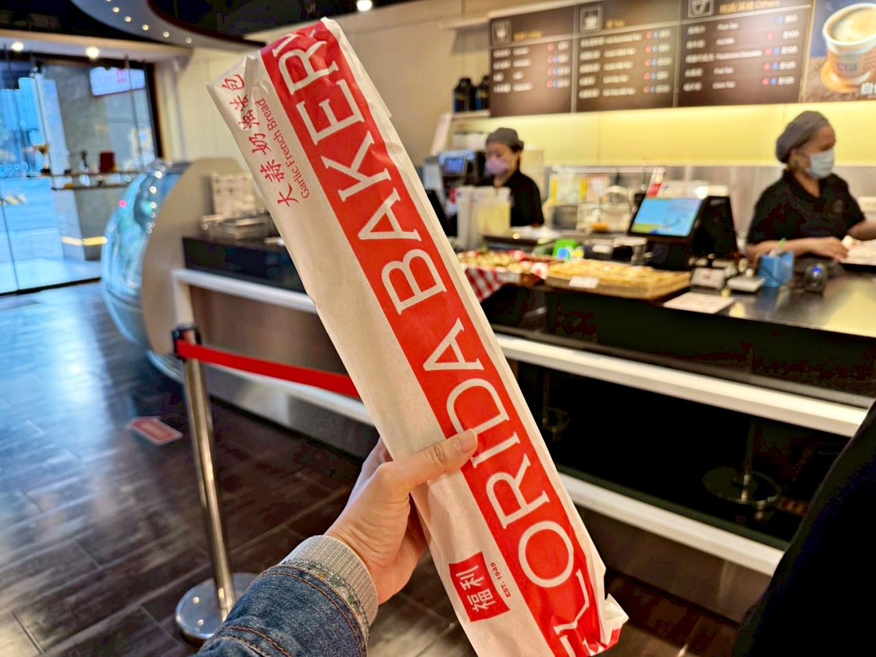 福利麵包不止有賣大蒜麵包,麵包種類多店裡能喝咖啡、吃輕食還有生日蛋糕可以買 福利麵包不止有賣大蒜麵包,麵包種類多店裡能喝咖啡、吃輕食還有生日蛋糕可以買