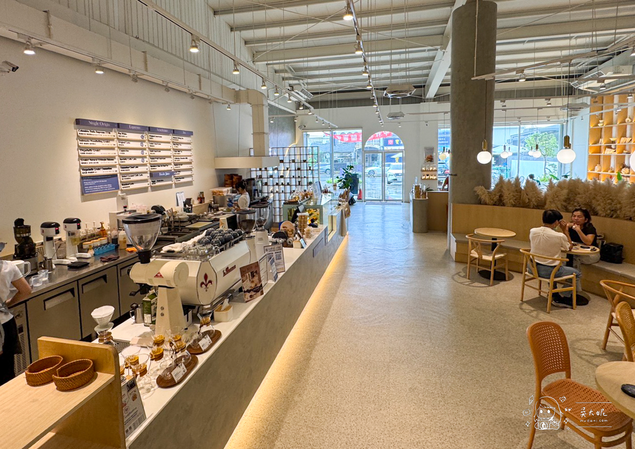 新營咖啡廳推薦：MINI.D COFFEE 店裡就像美術館，還有奈良美智畫作