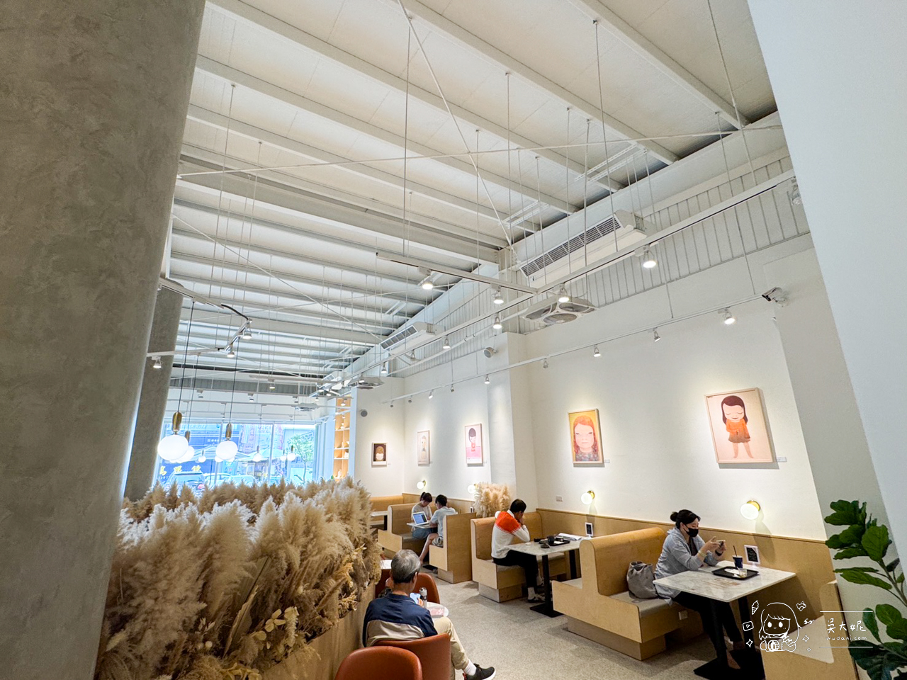新營咖啡廳推薦：MINI.D COFFEE 店裡就像美術館，還有奈良美智畫作