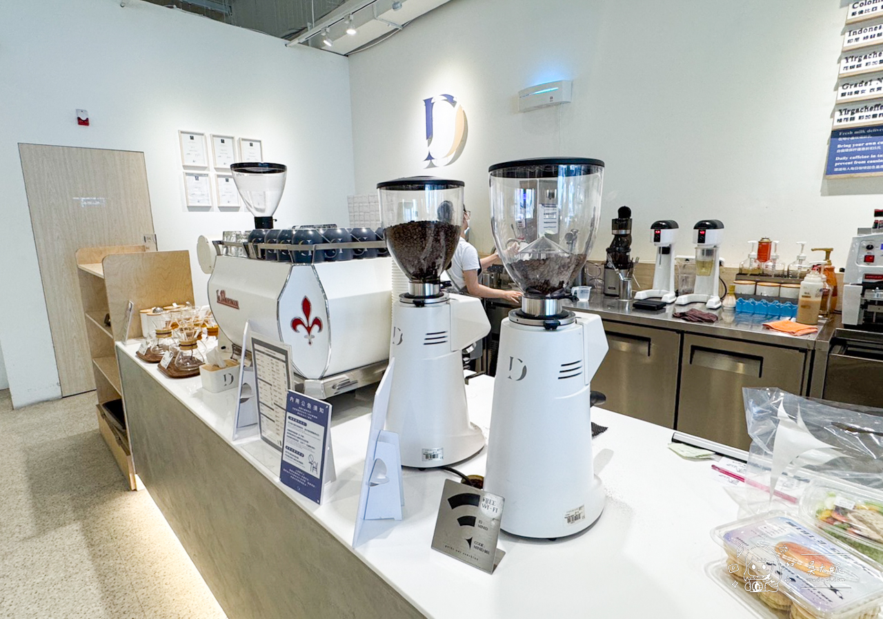 新營咖啡廳推薦：MINI.D COFFEE 店裡就像美術館，還有奈良美智畫作