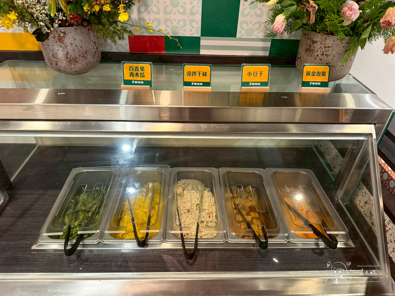 蘆洲家樂福新的泰式餐廳，饗拋拋…每桌只要加79元就可以小菜、飲料、霜淇淋吃到飽