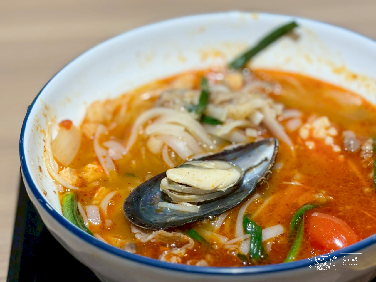 蘆洲家樂福新的泰式餐廳，饗拋拋…每桌只要加79元就可以小菜、飲料、霜淇淋吃到飽