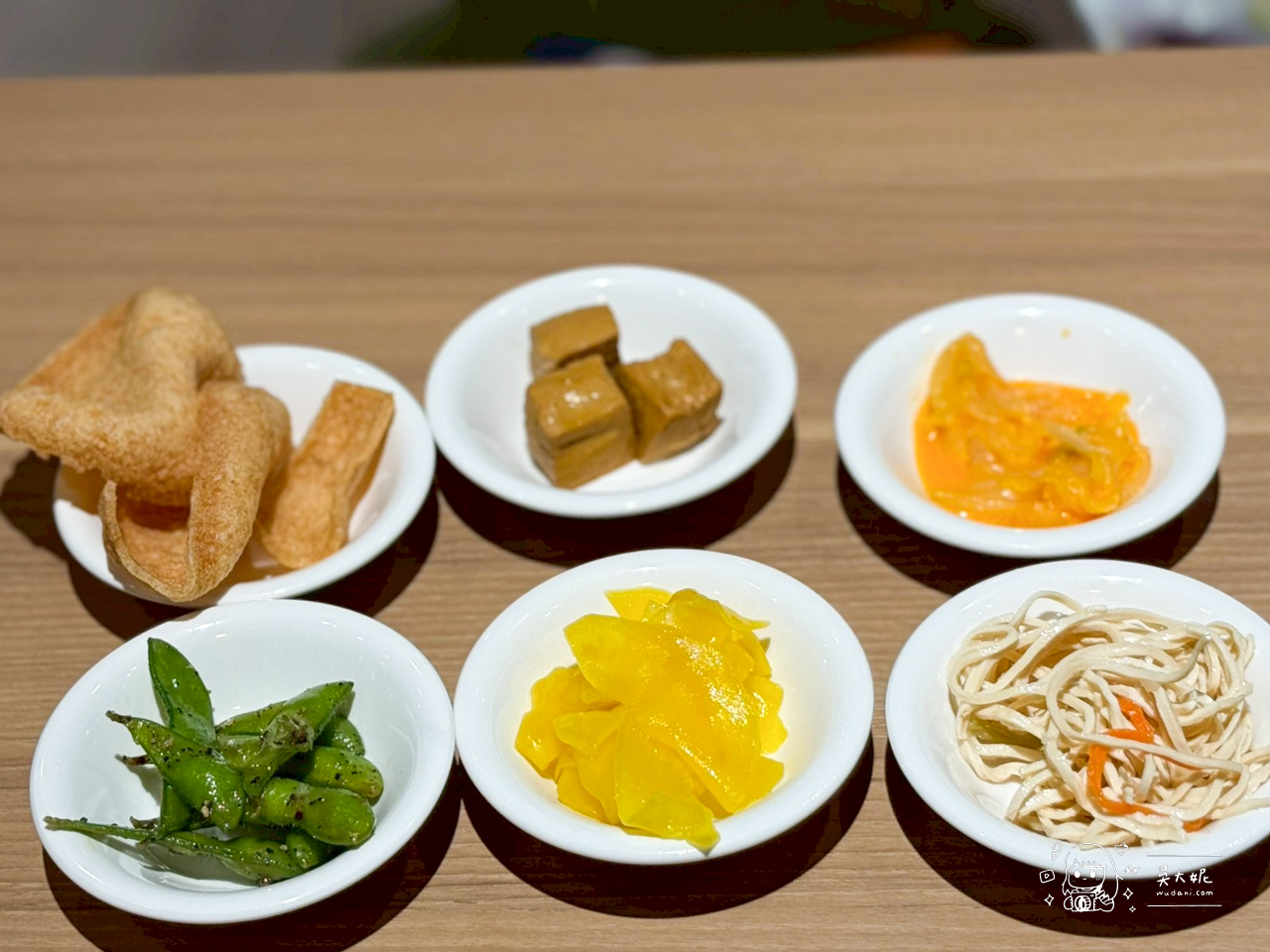 蘆洲家樂福新的泰式餐廳，饗拋拋…每桌只要加79元就可以小菜、飲料、霜淇淋吃到飽