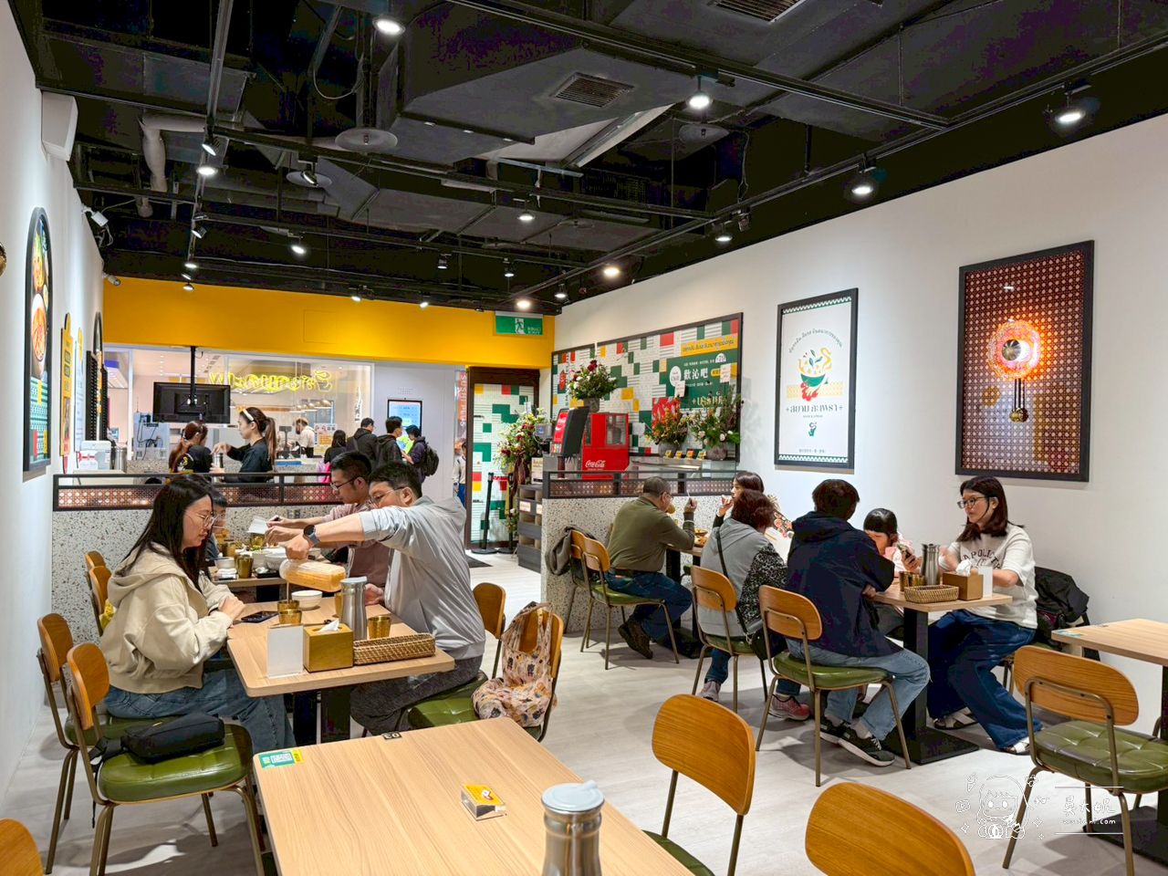 蘆洲家樂福新的泰式餐廳，饗拋拋…每桌只要加79元就可以小菜、飲料、霜淇淋吃到飽